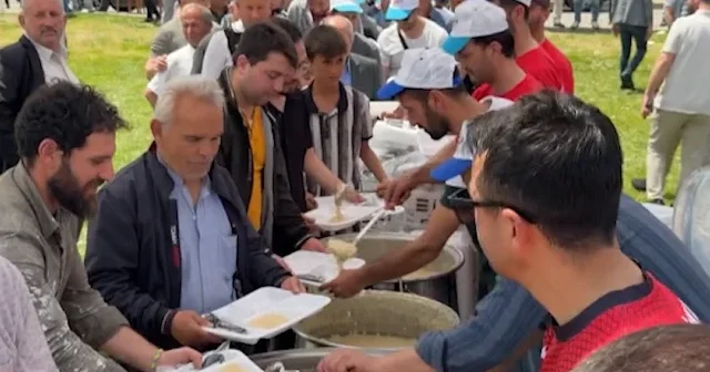 Tekirdağ da rekor kıran lezzet şöleni: 20 kazanda pişen 2 ton keşkek 1 saatte tükendi VİDEO İZLE