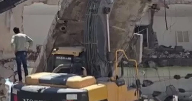 Yıkım sırasında beton bloğu iş makinasının üzerine düştü Adıyaman Haberleri