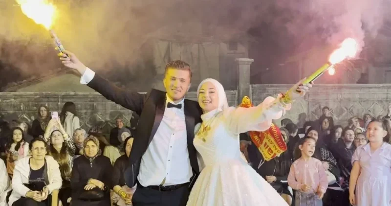Fanatik çiftin düğünü şampiyonluk kutlamasına dönüştü