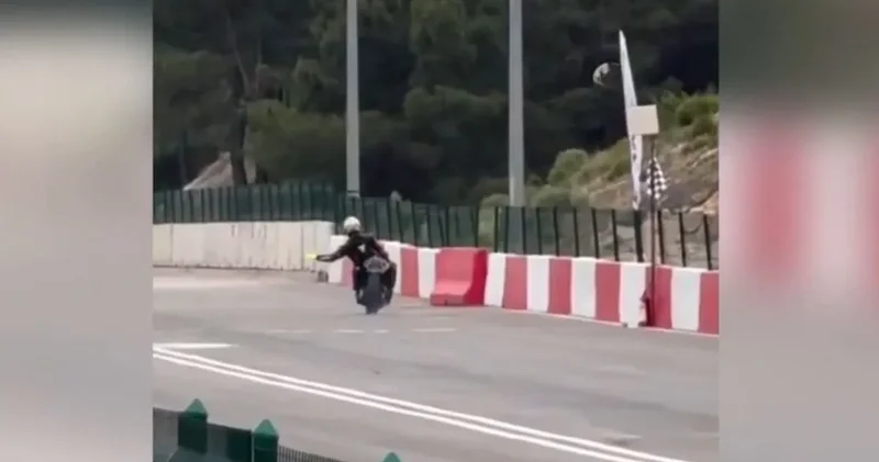 Antalya da bariyere çarpan sporcu kazayı anbean kaydetti
