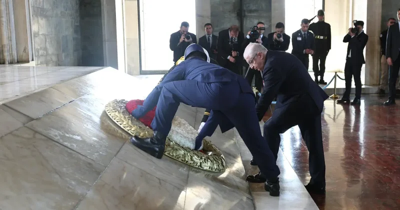 Bakan Güler, OYAK Yönetim Kurulu üyeleri ile Anıtkabir i ziyaret etti