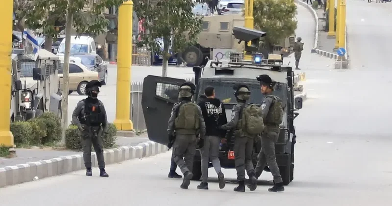 Batı Şeria’da şafak baskınları: Aynı aileden 5 gözaltı!