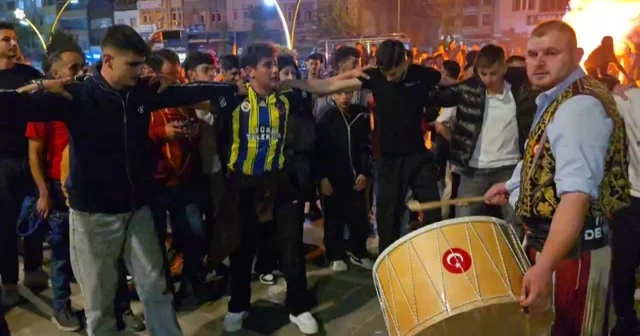 Amasya daki şampiyonluk kutlamalarına Fenerbahçe taraftarları da katıldı Amasya Haberleri