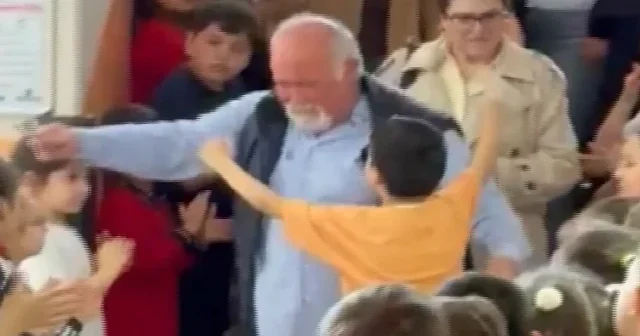43 yıllık öğretmen gözyaşlarıyla emekli oldu: Öğrencilerinden duygu dolu veda VİDEO İZLE