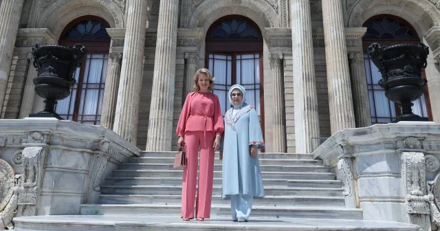 Emine Erdoğan Mathilde yi 14 yıl sonra yeniden ağırladı: Asırlık Zarafet sergisi Belçika Kraliçesi ni hayran bıraktı VİDEO İZLE