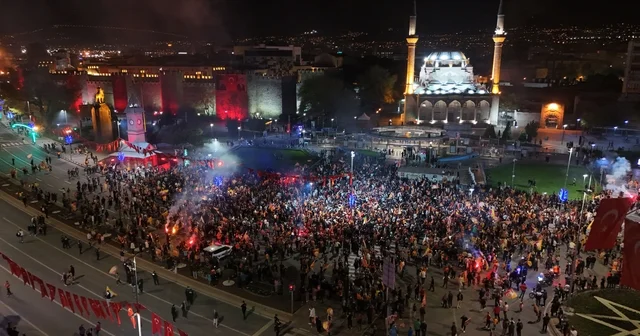 Galatasaray taraftarları Kayseri de şampiyonluğu kutladı Yüzlerce taraftarın katıldığı kutlama havadan görüntülendi Kayseri Haberleri