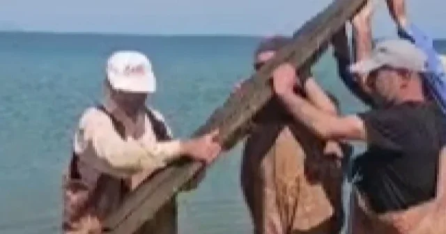 İznik Gölü nde heyecanlandıran keşif: 400 yıllık gemi dümeni gün yüzüne çıktı VİDEO İZLE