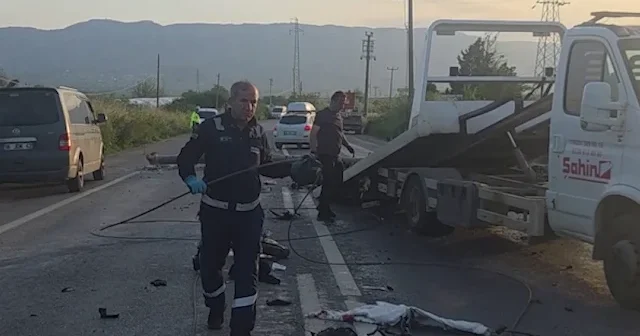 Otomobil tarlaya uçtu devirdiği direğe motosiklet çarptı VİDEO İZLE
