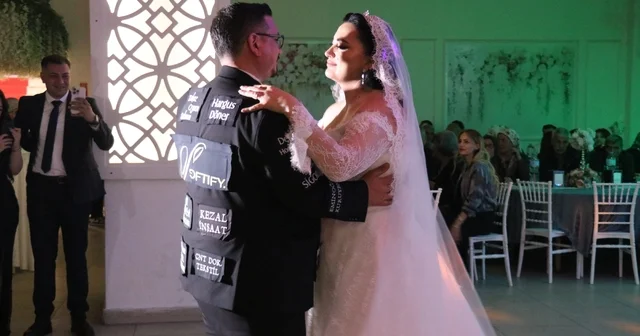 Düğün masrafını düşürmek için damatlığını reklam panosuna çevirdi 20 sponsorunun reklamını damatlığına asarak masraflarından kurtulan genç, düğünün yıldızı oldu Denizli Haberleri