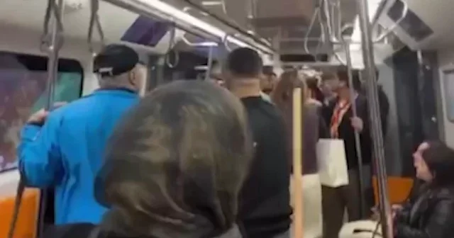 Şampiyonluk dönüşü metroda arbede: Bir kadın kavgaya oklavayla müdahale etti VİDEO İZLE
