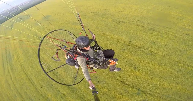 Edirne nin sarı altın çiçeği kanola tarlaları üzerinde paramotorla uçtu Edirne Haberleri