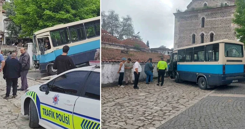 Tarihi çarşıda korkutan kaza: Freni boşalan dolmuş Cinci Hamamı’na çarptı Karabük Haberleri