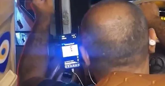 Esenyurt’ta minibüs şoförünün seyir halindeyken video izlediği anlar kamerada VİDEO İZLE