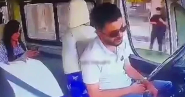 Adana’da uyuyan dolmuş sürücüsünün duvara çarptığı anlar kamerada: Dolmuş savaş alanına döndü VİDEO İZLE