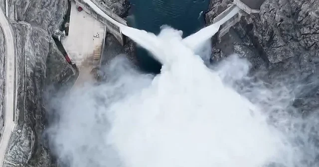 Deriner Barajı nda 7 yıl aradan sonra kapaklar açıldı VİDEO İZLE