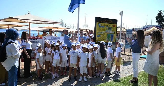 Kemer Belediyesi Halk Plajı nda mavi bayrak göndere çekildi Antalya Haberleri