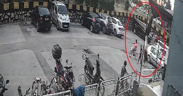 12 inci kattan düşen Ecrin, yaralı kurtuldu; o anlar kamerada Adana Haberleri