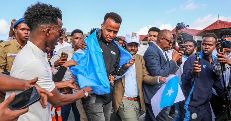 Somalili taraftarlardan ABD ye girişi reddedilen hakem Artan a destek!