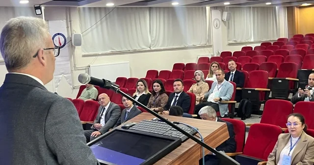 Yeşil ve dijital dönüşümün yol haritası Tavşanlı da çizildi Yeşil ve Dijital Dönüşüm Merkezi Direktörü Canpolat Çakal: Yeşil dönüşüm artık bir tercih değil Kütahya Haberleri