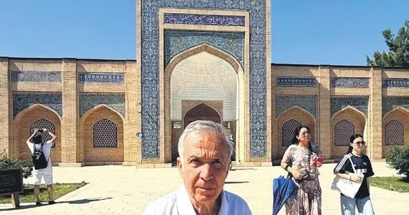 YAVUZ DONAT Özal’ın mezarına toprak... Buhara’dan