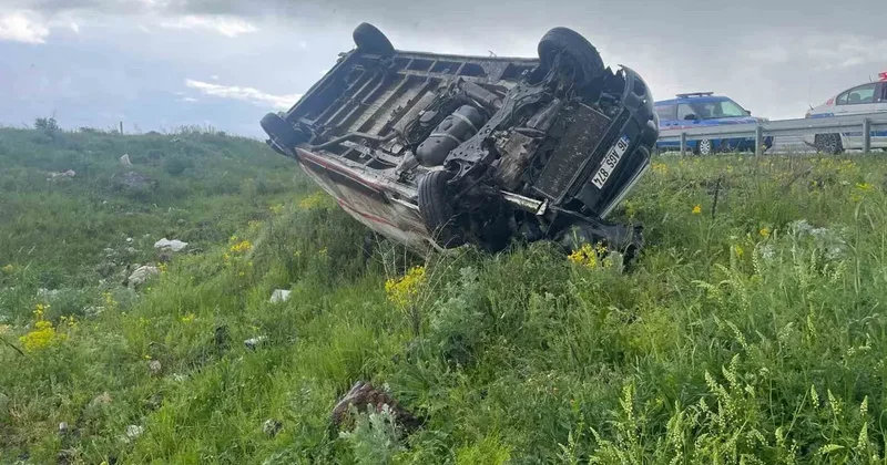 Kars’ta ticari araç şarampole devrildi: 1 yaralı