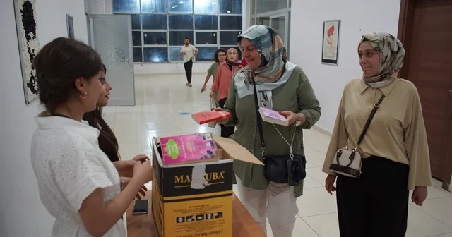 Bilet yerine kitap bağışıyla tiyatro izlediler Siirt Haberleri