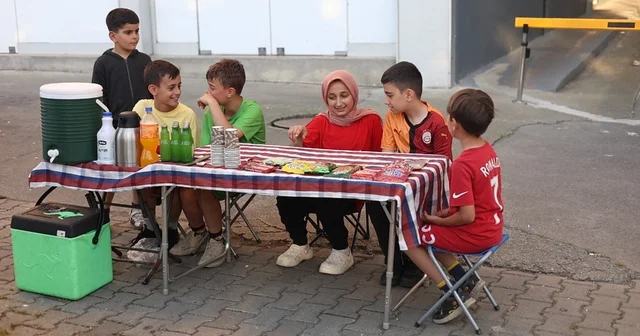 Harçlıklarını yolun kenarında kurdukları tezgahta alın teriyle kazandılar Rize Haberleri