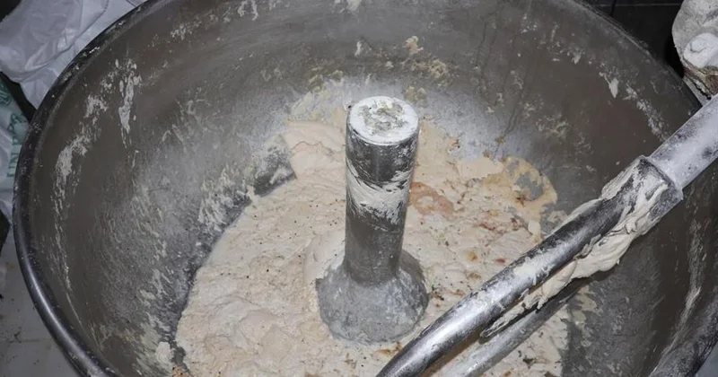 Pastanede mide bulandıran görüntüler! Tatlının içinden böcek çıktı