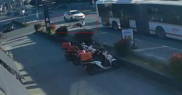 Aniden yola fırlayan bisikletli çocuklar ölümün kıyısından döndü Dur tabelasını dikkate almayan çocuk, otobüsün altında kalmaktan son anda kurtuldu Sakarya Haberleri