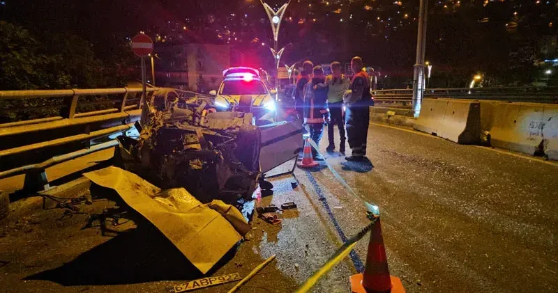 Otomobil, beton bariyere ve otomobile çarpıp takla attı: 1 yaralı
