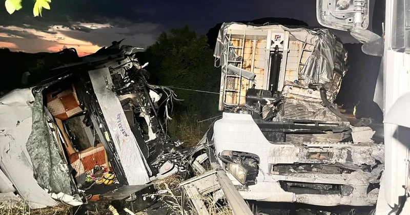 Manisa’da feci kaza! İki TIR kafa kafaya çarpıştı Sözcü Gazetesi