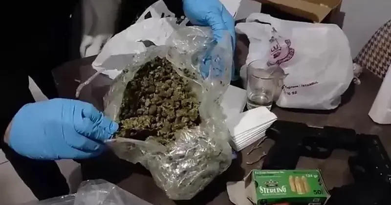 Kağıthane’de aile evi görünümlü zula evine baskın: Anne ve oğlu yakalandı; 5 tabanca ve uyuşturucu bulundu