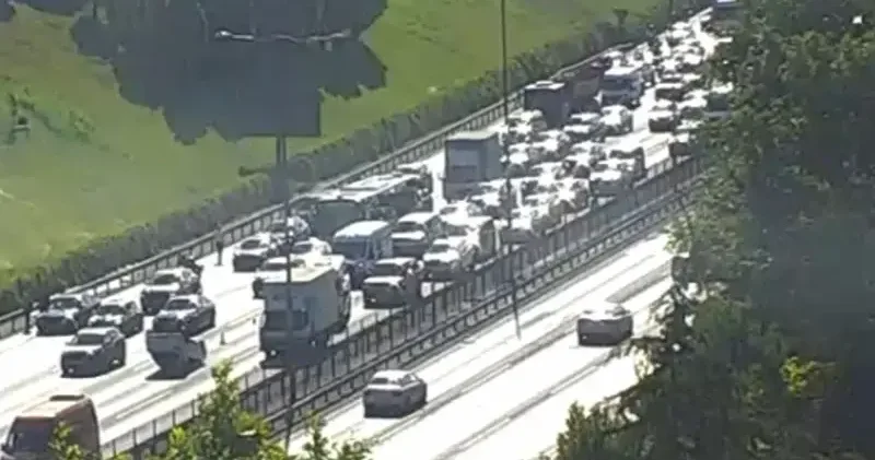 TEM Otoyolu’nda araç takla attı; trafikte yoğunluk oluştu
