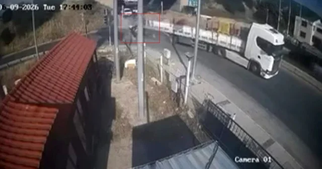 İzmir de feci kaza: Tıra adeta ok gibi saplandı Tıra çarpan otomobilin sürücüsü hayatını kaybetti İzmir Haberleri