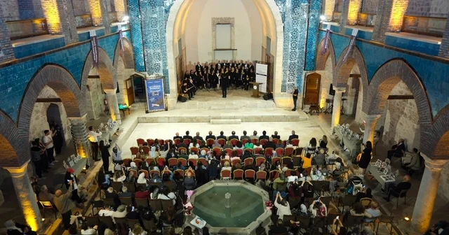 TOGÜ Tazelenme Üniversitesi nde 60 yaş üstü öğrenciler kep attı Tokat Haberleri
