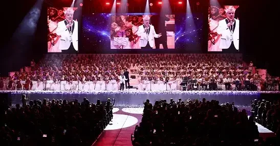 800 kişilik Bilfen Filarmoni Orkestrası, Levent Yüksel ile konser verdi