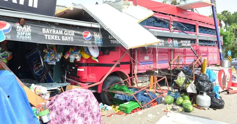 Adana da kamyon markete daldı