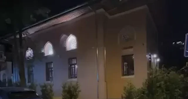Cami kapısı yanına içki masası kurdular VİDEO İZLE