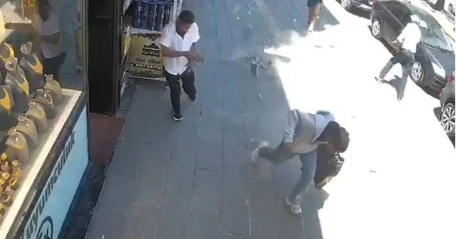 Binadan beton parçaları koptu, caddede yürüyenler son anda kurtuldu Van Haberleri