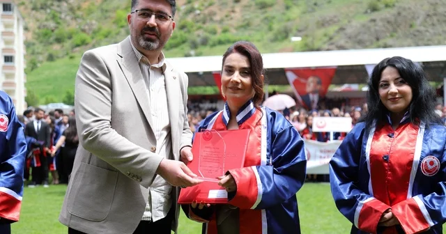 30 yıllık yarım kalan hayal birincilikle taçlandı Yarım bıraktığı üniversite hayaline 30 yıl sonra yeniden başlayan 55 yaşındaki iki çocuk annesi Gonca Şimşek, üniversiteyi birincilikle bitirdi Gümüşhane Haberleri