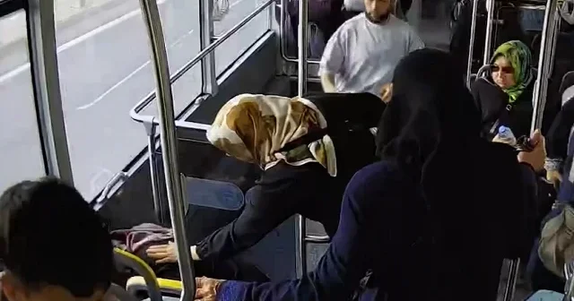 Şanlıurfa da örnek davranış: Fenalaşan yolcu için rotasını değiştirdi VİDEO İZLE