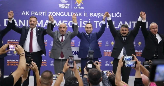 CHP den istifa eden iki meclis üyesi AK Parti ye geçti, rozetleri Bakan Kacır taktı Bakan Kacır: Siyasi bağımsızlığın yolu teknolojik bağımsızlıktan geçer Zonguldak Haberleri Habertürk Yerel Haberler