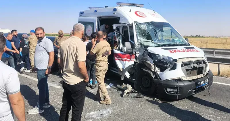 Zincirleme kazaya karışan ambulanstaki 2 sağlık çalışanı ile hasta yaralandı