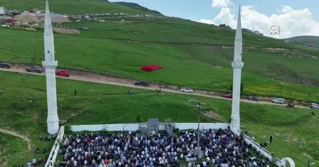 Kadırga Yaylası ndaki üstü açık tarihi camide cuma namazı kılındı