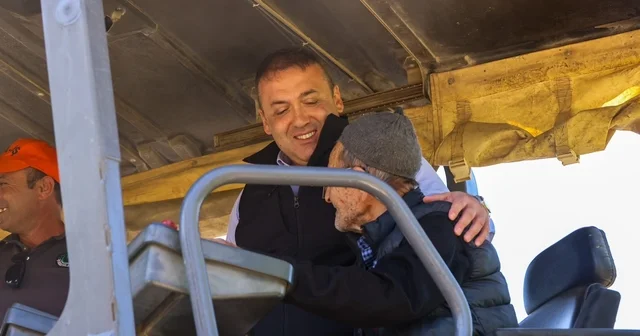 Köyünün yoluna ilk sıcak asfaltı 90 yaşındaki İlyas amca döktü Bilecik Haberleri Habertürk Yerel Haberler