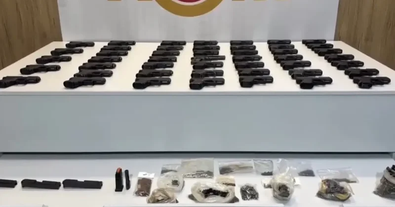 Aracın döşeme içlerine gizlenen 47 tabanca ele geçirildi