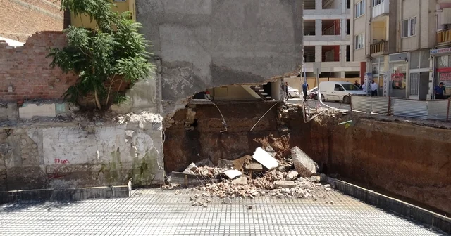 Malatya da göçük sonrası mühürlenen apartmandan kopan parçalar paniğe neden oldu Malatya Haberleri Habertürk Yerel Haberler