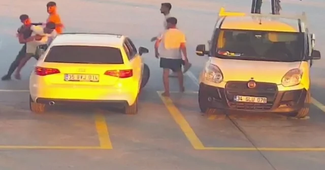 Kuşadası nda yol verme tartışması, akaryakıt istasyonunda kavgaya dönüştü: olay anı kamerada Aydın Haberleri Habertürk Yerel Haberler