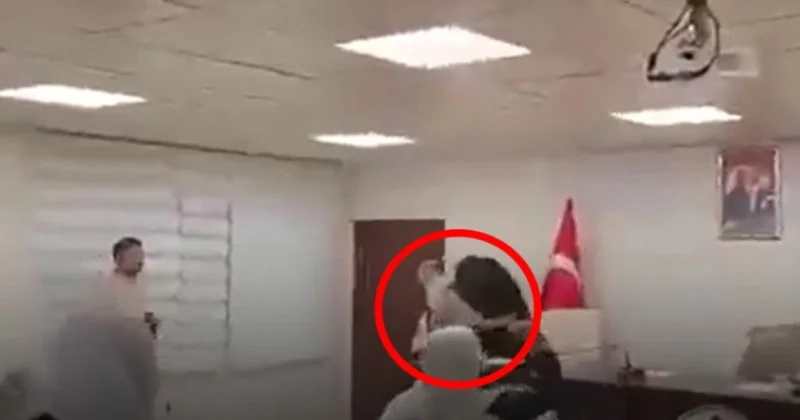 Belediye toplantısında müstehcen görüntü isyanı! Yumurta yağmuruna tuttular, arkasına bakmadan kaçtı Sözcü Gazetesi