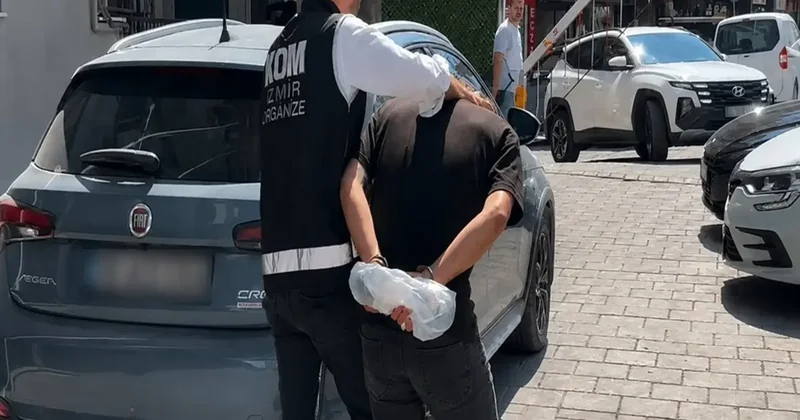 İzmir’de oto galeriyi kurşunlayan 2 şüpheli tutuklandı